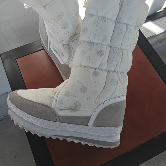 Cozy White Snowflake Winter Boots - Picture 4 of 6